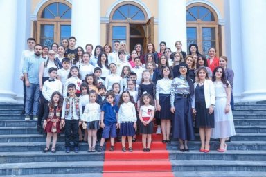 Выпускница школы Верацнунд, Рада Сапаниди, продолжает традиции армянской культуры в Москве и Выпускница школы Верацнунд, Рада Сапаниди, продолжает традиции армянской культуры в Москве и