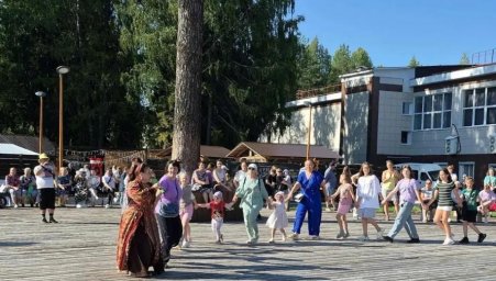 Музыкальное путешествие Петра и Марины Суховых в Мирном завершилось грандиозной овацией зрителей Музыкальное путешествие Петра и Марины Суховых в Мирном завершилось грандиозной овацией зрителей